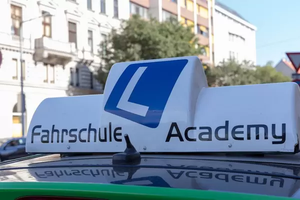 Ein Fahrzeug der Fahrschule Academy