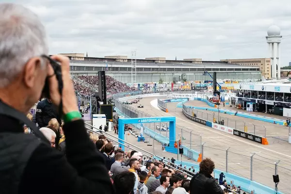 Ein Fan fotografiert einen Unfall bei einem Formel-E-Rennen 2019