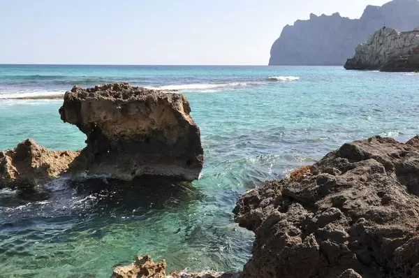 Ein felsiger Küstenabschnitt auf Mallorca
