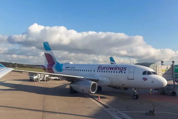 Ein Flugzeug von Eurowings mit Fluggastbrücke auf dem Vorfeld vom Flughafen Köln/Bonn
