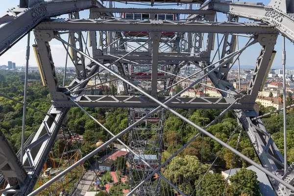 Ein Foto der Konstruktion inklusive Stahlseile des Wiener Riesenrades im Prater