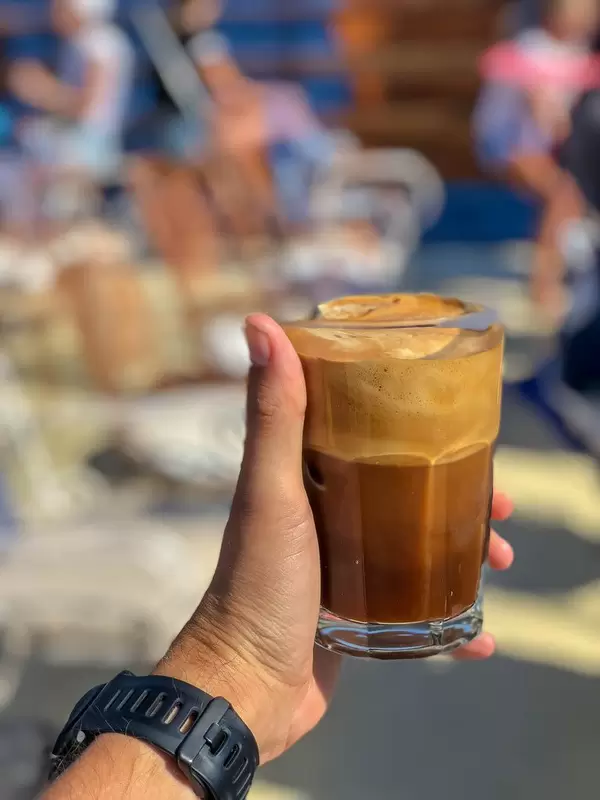Ein Freddo Cappuccino am warmen Sommertag genießen