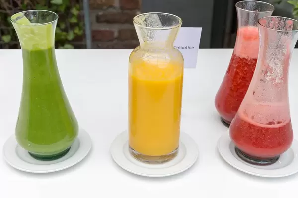 Ein gelber Smoothie in einer stilvollen Karaffe