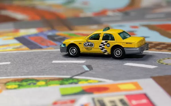 Ein gelbes Taxi auf der Straße - Modelauto