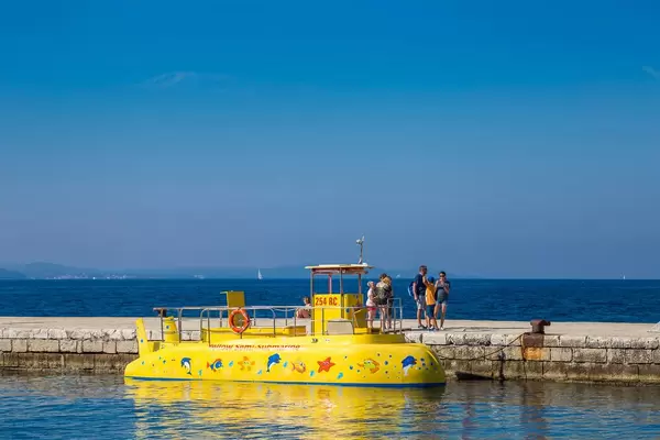 Ein gelbes U-Boot mit leuten auf dem Steg in Kroatien