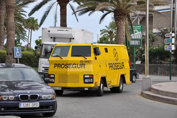 Ein gepanzerter Wagen der Sicherheitsfirma Prosegur