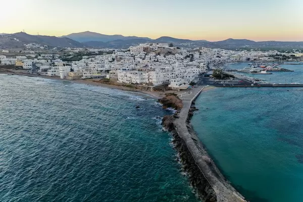 Ein gepflasterter Fußweg auf einem Damm verbindet Naxos mit der Insel Palátia und der Portara. Luftbild