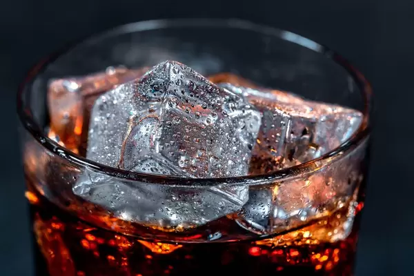 Erfrischende Coca-Cola mit Eiswürfeln