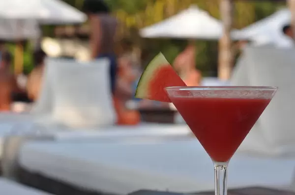 Ein Glas Wassermelonensaft mit unscharfem Hintergrund