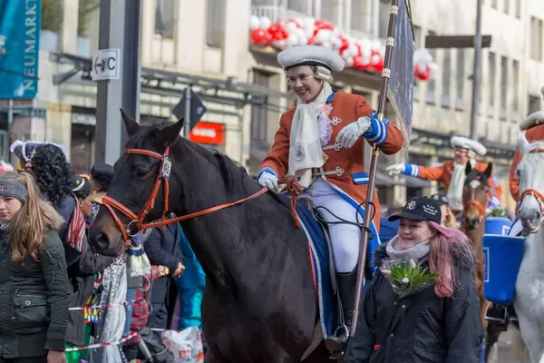 Ein Große KG Greesberger Vereinsmitglied reitet auf einem Pferd - Kölner Karneval 2018