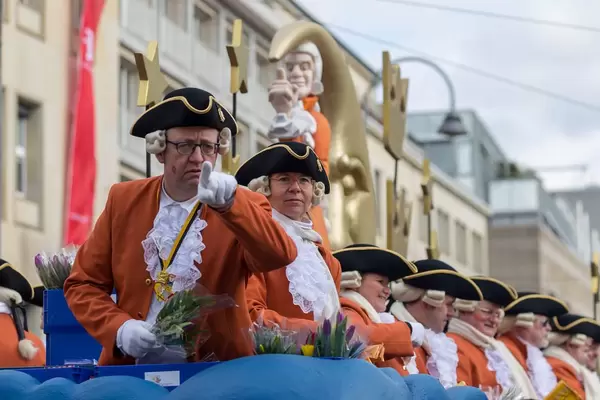 Ein Große KG Greesberger Vereinsmitglied zeigt mit dem Finger - Kölner Karneval 2018