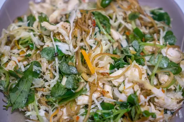Ein Hähnchensalat in der Nahaufnahme in Vietnam