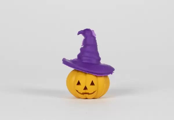 Ein Halloweenkürbis mit lila Hexenhut