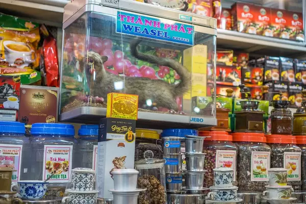 Ein Händler auf dem Ben Thanh Markt in Saigon verkauft Wieselkaffee und Tee