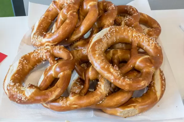 Ein Haufen Brezeln auf einem Tablett