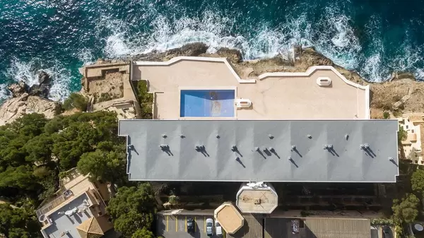 Ein Hotel in Peguera, Mallorca aus der Vogelperspektive