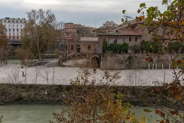 Ein Junge fähr BMX auf einer Halbinsel auf dem Tiber in Rom