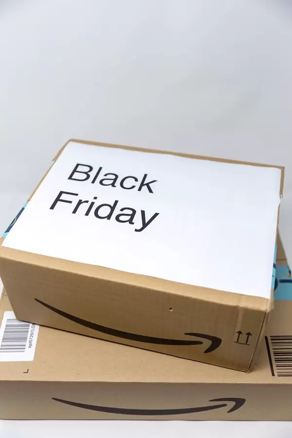Ein Karton von Amazon mit der Aufschrift Black Friday