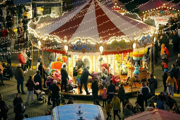 Ein Karussel für Kinder auf einem Weihnachtsmarkt