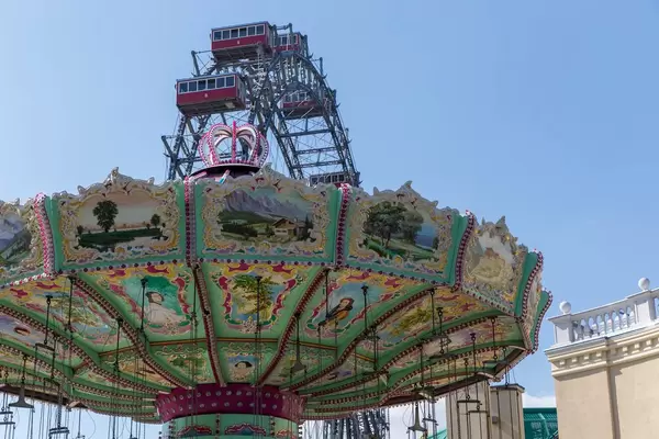 Ein Karussell im Prater und das Riesenrad im Hintergrund