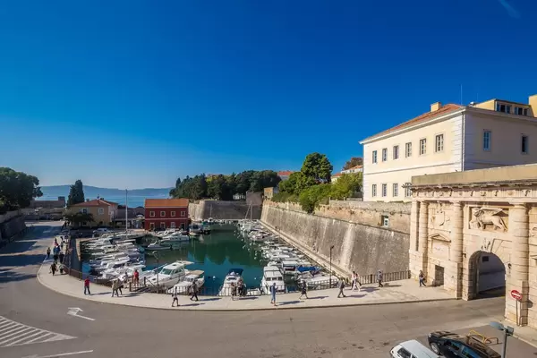 Ein kleiner Bootshafen in der Stadt Zadar in Kroatien