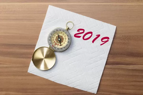 Ein Kompass mit der Schrift 2019