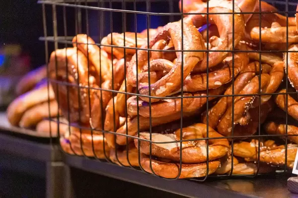 Ein Korb voll mit Brezeln für die Besucher der Bits & Pretzels Veranstaltung in München
