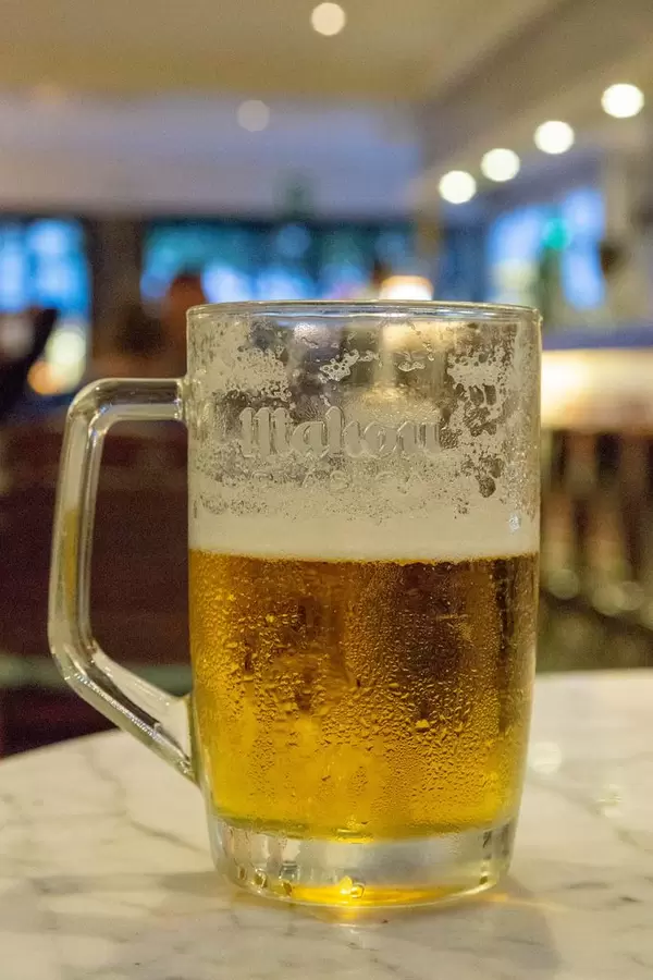 Ein Krug Bier auf einem Marmortisch