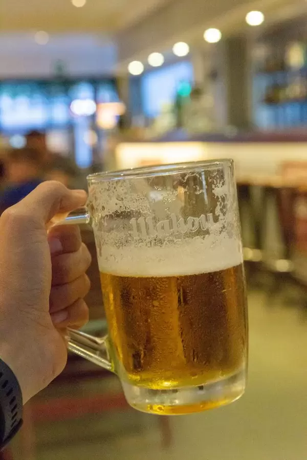 Ein Krug Bier ind er Hand eines Mannes gehalten