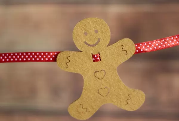 Ein Lebkuchenmann als Dekoration an einer Weihnachtsgirlande