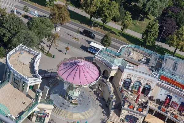 Ein Lila Karussell im Prater in Wien