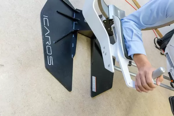 Ein Mann bedient den Icaros VR