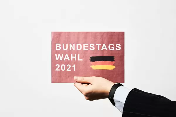 Ein Mann h Wahlplakat - Bundeswahl 2021