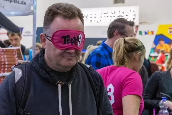 Ein Mann trägt die Team 3 Augenbinde auf der Essener Spielemesse