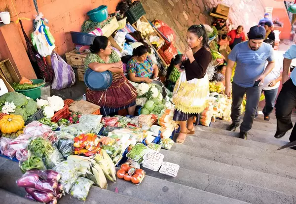 Ein Markt auf einer Treppe in Guatemala