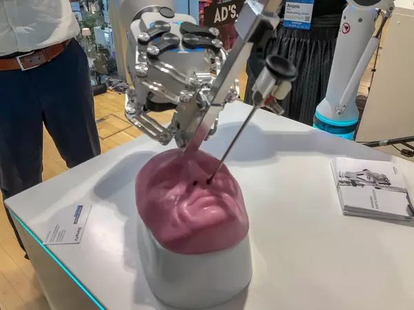 Ein Medineering chirurgischer Roboter demonstriert einen Eingriff