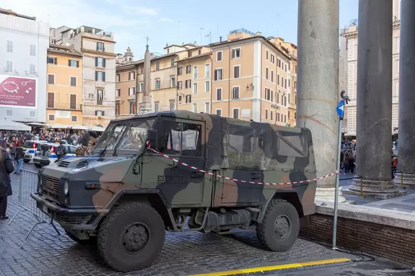Ein Militärfahrzeug auf dem Pantheon Platz in Rom