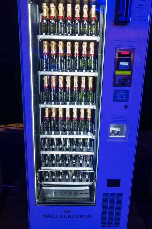 Ein Moet & Chandon Champagner Getränkeautomat auf dem Bits & Pretzels Festival in München
