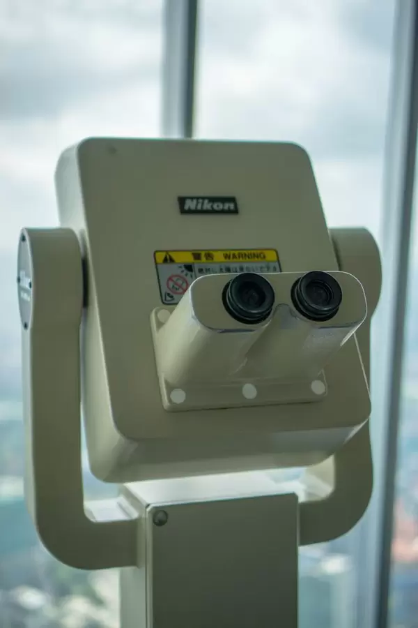 Ein Nikon-Frenglas ohne Münzen auf den Petronas Zwillingtürmen in Kuala Lumpur