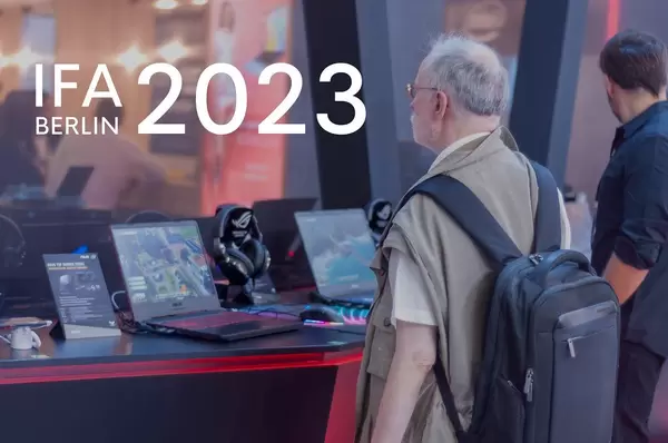 Ein Opa guckt sich das Wirtschaftssimulationsspiel und PC-Game Tropico auf einem Gaming-Laptop an, unter dem Bildtitel "IFA Berlin 2023"