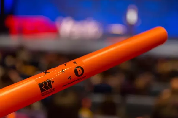 Ein orangefarbiger Boomwhacker Instrument beim TEDxVenlo 2018