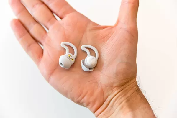 Ein Paar Noise-Masking Sleepbuds des Kopfhörer-Herstellers Bose, um Geräusche während des Schlafs zu unterdrücken, auf einer Männerhand