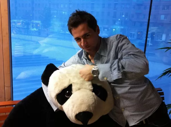 Ein Panda-Plüschtier im Schwitzkasten