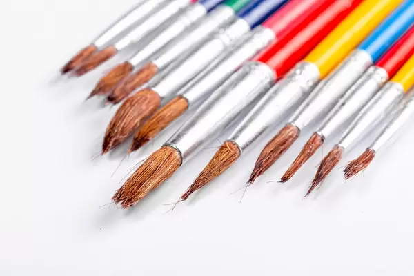 Ein Pinselset in verschiedenen Größen zum Zeichnen, vor weißem Hintergrund