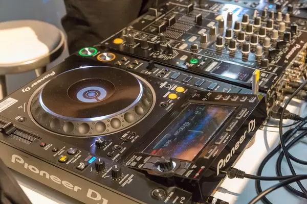 Ein Pioneer DJ-Pult mit CDJ-Player und MIxer
