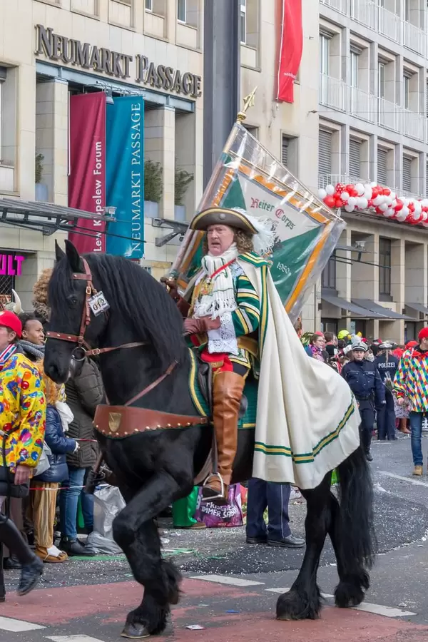 Ein Reiter des Reiter Korps Jan von Werth beim Rosenmontagszug - Kölner Karneval 2018