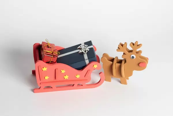 Ein Rentier mit dem vollen Schlitten des Weihnachtsmannes