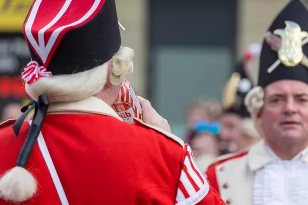 Ein Roter Funke trinkt ein alkoholfreies Früh Kölsch - Kölner Karneval 2018