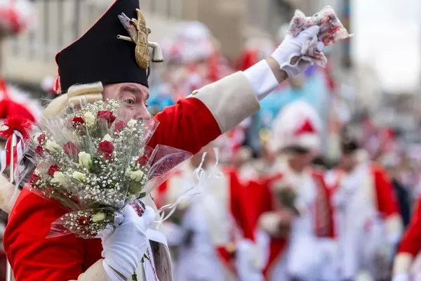 Ein Roter Funke winkt den Zuschauern zu - Kölner Karneval 2018
