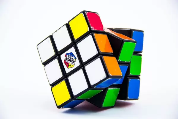 Ein Rubiks Cube auf weißem Hintergrund